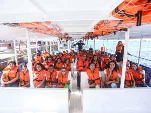 Escola Flutuante Águas do Capibaribe promove educação ambiental navegando pelos rios do Recife